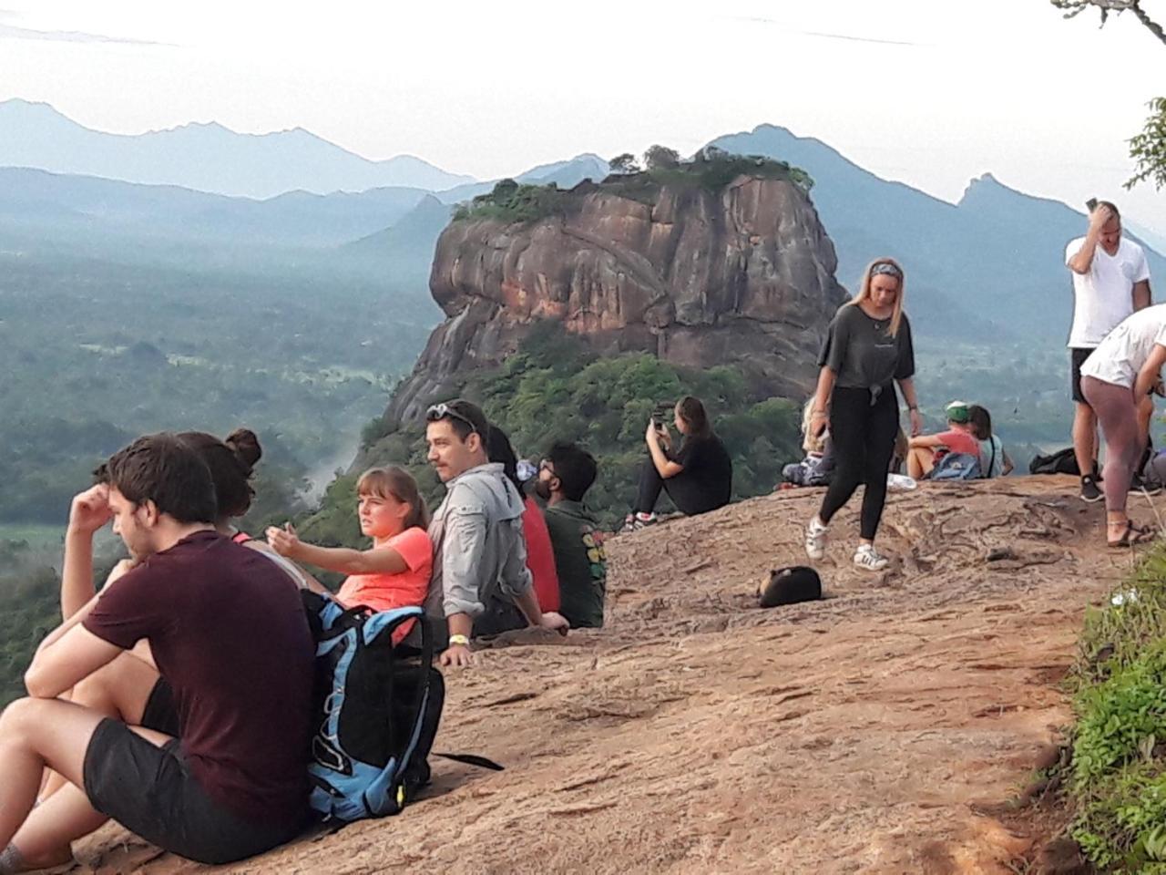 Iduwara Guest Hotel Sigiriya Bagian luar foto